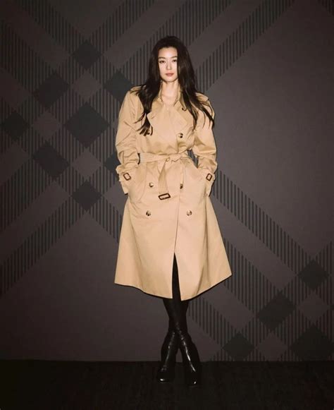 attore coreano più bello spot burberry|Jun Ji.